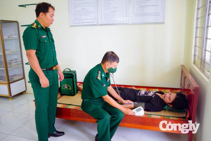 Cán bộ Quân y đồn Biên phòng Trung Bình thăm khám sức khỏe cho các ngư dân.
