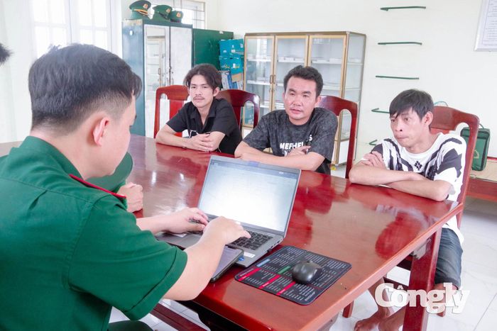 Cán bộ đồn Biên phòng Trung Bình nắm bắt thông tin nguyên nhân tàu cá gặp nạn từ các ngư dân.