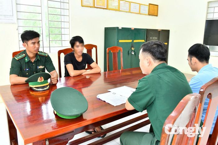 Cán bộ đồn biên phòng Trung Bình và công an tỉnh An Giang làm việc với đối tượng Nguyễn Chí Hải.