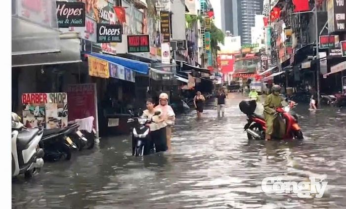 Khu vực đường Bùi Viện, nước ngập lênh láng.