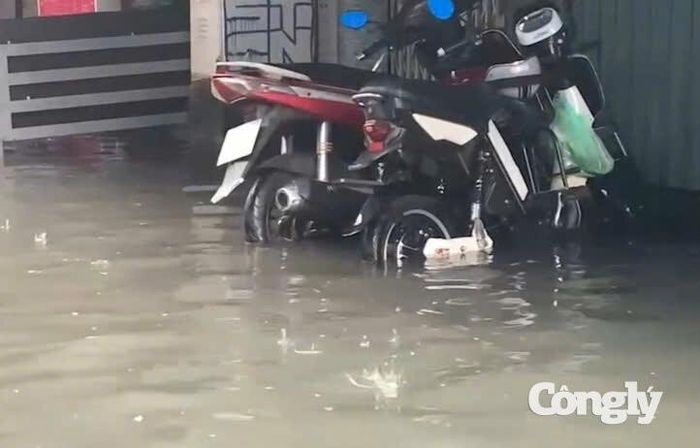 Nước ngập hơn nửa bánh xe máy ở khu vực trung tâm.