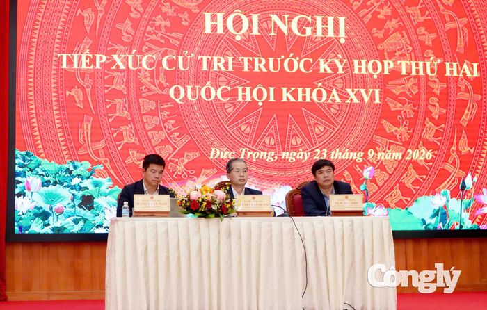 Các đại biểu Quốc hội tỉnh Lâm Đồng tại Hội nghị tiếp xúc cử tri xã Đức Trọng.