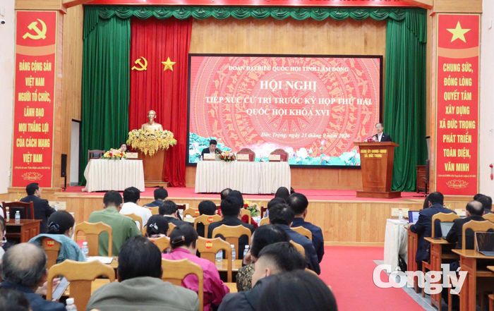 Toàn cảnh hội nghị tiếp xúc cử tri.