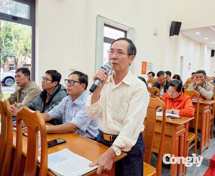 Cử tri Nguyễn Tiến Đạt, Phó Bí thư Chi bộ, Trưởng Ban Công tác Mặt trận thôn 9, xã Đức Trọng phát biểu tại hội nghị.