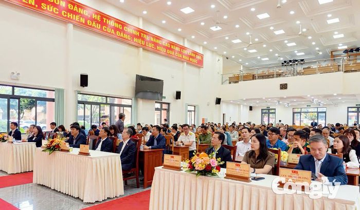 Các đại biểu và cử tri tham dự Hội nghị tiếp xúc cử tri trước Kỳ họp thứ Hai, Quốc hội khóa XVI.