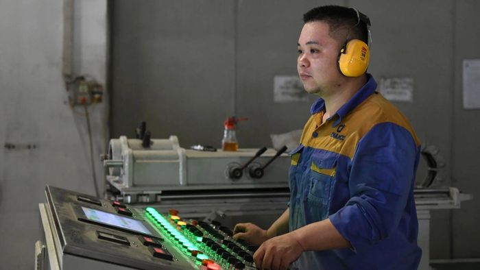 Khác với các ngành sản xuất có thể duy trì dây chuyền lao động cố định, xây dựng phụ thuộc nhiều vào chu kỳ dự án, khiến việc thu hút và giữ chân người lao động trở thành bài toán phức tạp. Ảnh minh họa: Hoàng Anh