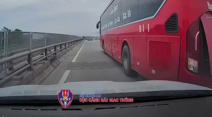 Xử phạt lái xe khách "vượt ẩu" không bảo đảm khoảng cách an toàn với xe phía sau trên cao tốc Nội Bài - Lào Cai.
