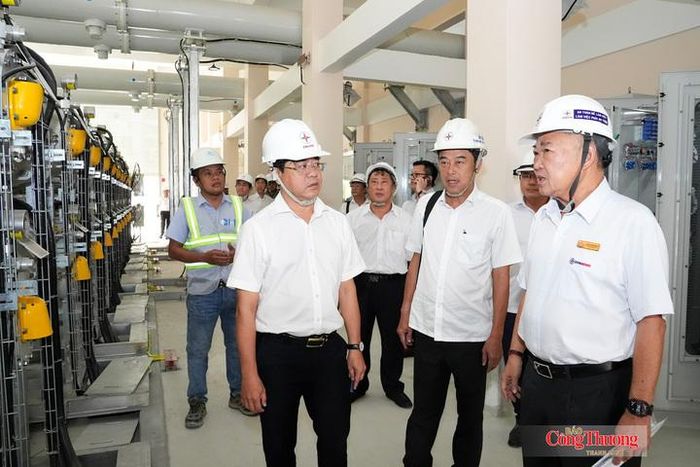 Ông Phạm Quốc Bảo, Chủ tịch HĐTV EVNHCMC (ngoài cùng, bên phải) kiểm tra tiến độ các hạng mục tại dự án Trạm 220 kV Vĩnh Lộc, được đầu tư hệ thống điều khiển, bảo vệ, đo lường và SCADA (điều khiển, giám sát và thu thập dữ liệu từ xa) công nghệ mới.