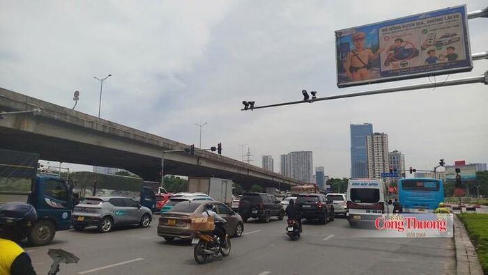 Hà Nội đưa vào hoạt động 36 màn hình LED thông tin, cảnh báo giao thông điện tử tại các tuyến đường, nút giao trọng điểm và gần 5.000 camera AI giám sát giao thông hoạt động hiệu quả