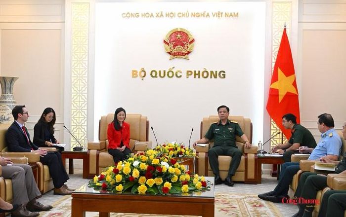 Thượng tướng Nguyễn Trường Thắng và bà Jennifer Wicks, Đại sứ đặc mệnh toàn quyền Hoa Kỳ tại Việt Nam tại buổi tiếp.