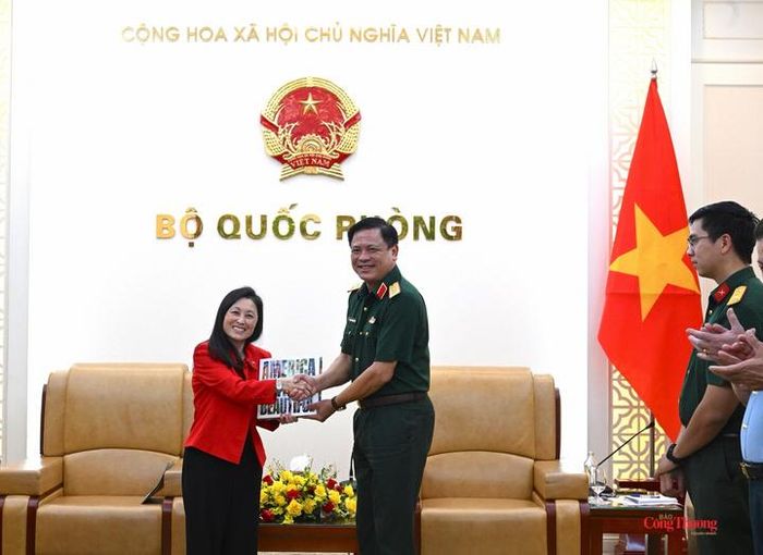 Thượng tướng Nguyễn Trường Thắng và bà Jennifer Wicks, Đại sứ đặc mệnh toàn quyền Hoa Kỳ tại Việt Nam trao quà lưu niệm.