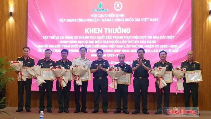 3 tập thể và 4 cá nhân thuộc Hội Cựu chiến binh Petrovietnam nhận Bằng khen của Trung ương Hội Cựu chiến binh Việt Nam vì đã có thành tích xuất sắc trong thực hiện phong trào "Cựu chiến binh giúp nhau giảm nghèo, làm kinh tế giỏi" giai đoạn 2021 - 2026