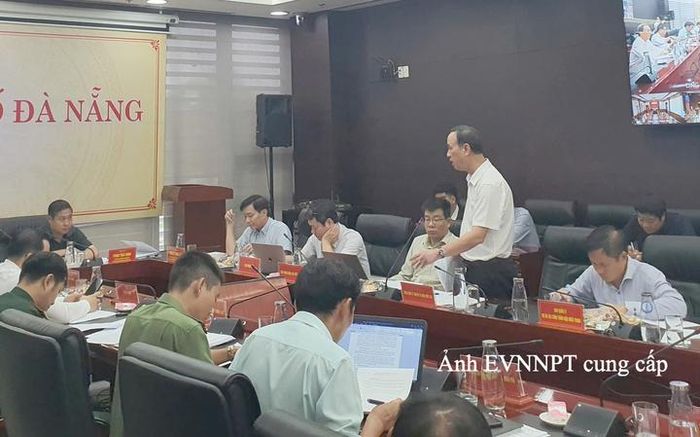 Ông Bùi Văn Kiên – Phó Tổng giám đốc EVNNPT báo cáo tại buổi làm việc.