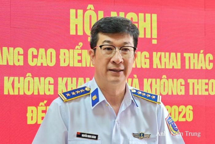  Đại tá Nguyễn Minh Khánh, Phó Tư lệnh, Tham mưu trưởng Vùng Cảnh sát biển 2 phát biểu tại hội nghị.