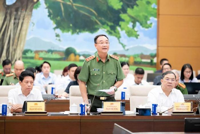 Thượng tướng Phạm Thế Tùng, Thứ trưởng Bộ Công an trình bày tóm tắt dự án Luật. Ảnh: Vũ Hiếu