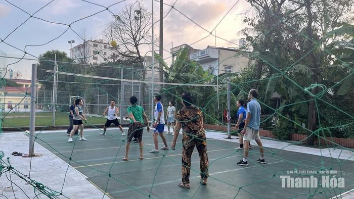 Sân chơi bóng chuyền hơi dành cho những người có cùng sở thích sau giờ làm việc.