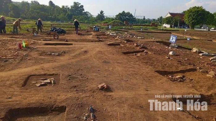 Các hố khai quật được bố trí thành dải theo chiều Bắc - Nam, mở rộng theo hướng Đông - Tây tại khu vực Đàn tế Nam Giao.