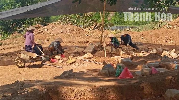 Lực lượng tham gia khai quật tỉ mỉ bóc tách từng lớp đất, làm rõ các dấu tích kiến trúc tại hiện trường khai quật Đàn tế Nam Giao.