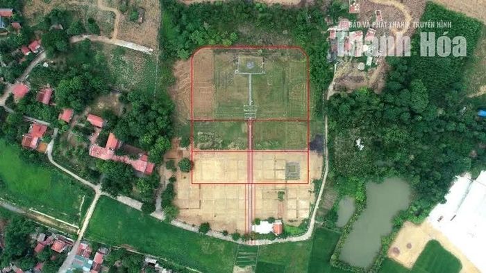 Đàn tế Nam Giao là nơi cử hành lễ tế Giao - nghi lễ tế cáo trời đất quan trọng của một vương triều phong kiến, do nhà vua chủ trì. Đại Việt sử ký toàn thư ghi việc Hồ Hán Thương cho đắp đàn Giao ở Đốn Sơn vào tháng 8 năm Nhâm Ngọ 1402 để làm lễ tế Giao.