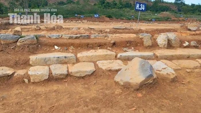 Phần lớn di vật được tìm thấy tập trung ở nửa phía Tây cấp nền 4, nơi xuất lộ cụm kiến trúc lớn, cùng khu vực cổng thứ 5. Trong khi đó, nửa phía Đông cấp nền 4 hầu như không xuất lộ công trình hay di vật.