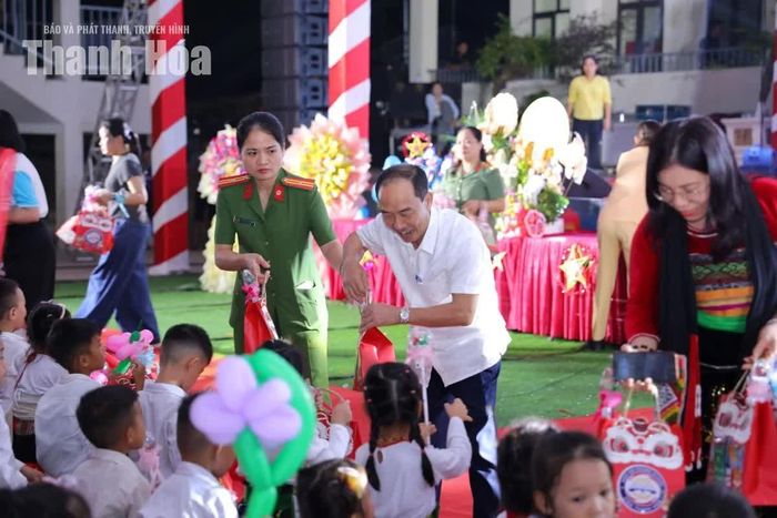Mỗi món quà mà các em nhỏ nhận được không chỉ là sự hỗ trợ về vật chất mà còn thể hiện sự quan tâm, sẻ chia của cấp ủy, chính quyền, lực lượng vũ trang và các tổ chức, cá nhân đối với người dân, học sinh nơi biên giới.