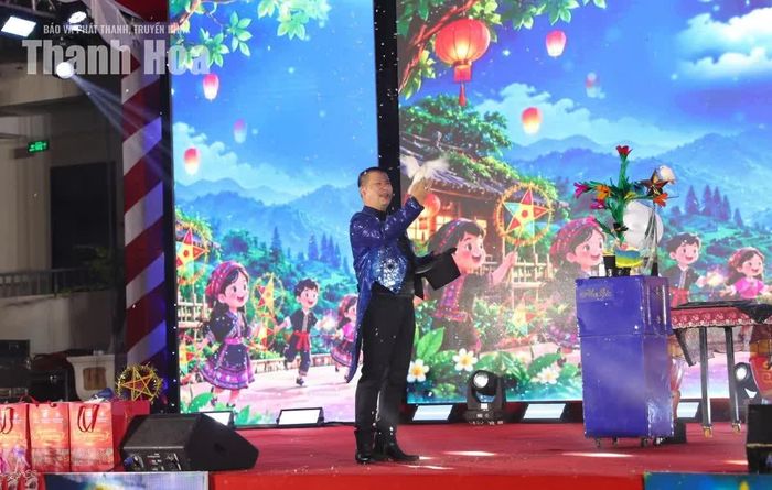 Đúng 19 giờ ngày 22/9, đêm hội chính thức bắt đầu trong không gian rực rỡ ánh đèn cùng tiết mục ảo thuật “Điều bất ngờ đêm hội” do ảo thuật gia Lê Bình đến từ thủ đô Hà Nội trình diễn.