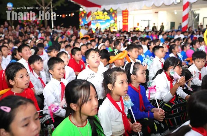 Những gương mặt trẻ thơ háo hức dõi theo từng tiết mục nghệ thuật.