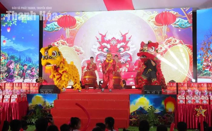 Hoạt động múa lân sôi động thu hút sự chú ý của các em nhỏ trong đêm hội.