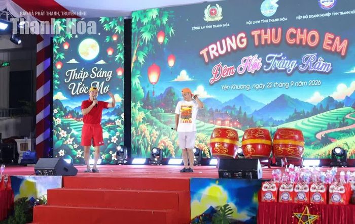 Đỉnh điểm của sự bùng nổ cảm xúc trong đêm hội là sự xuất hiện của NSND Xuân Bắc và NSND Tự Long. Bằng màn tung hứng hài hước, hai nghệ sĩ đã mang đến đêm hội những tiếng cười giòn giã.
