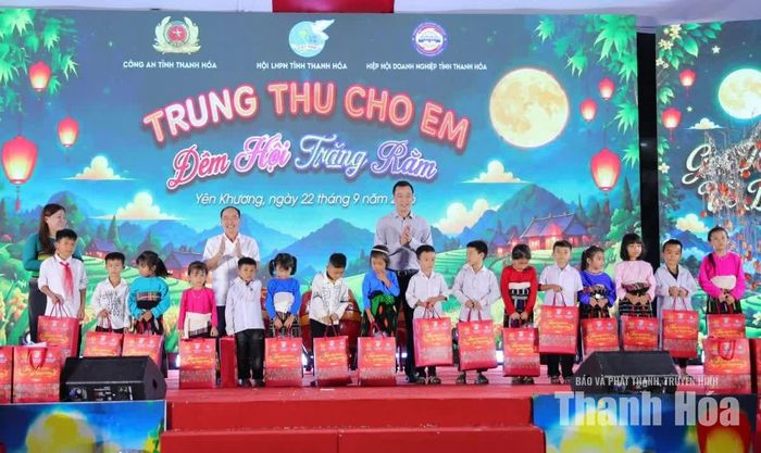 Không chỉ có các tiết mục văn nghệ, chương trình còn dành nhiều thời gian để trao quà, học bổng cho học sinh có hoàn cảnh khó khăn, học sinh đạt thành tích cao trong học tập.