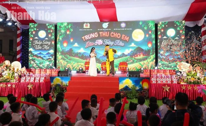 Sự xuất hiện của chị Hằng dịu dàng và chú Cuội hóm hỉnh làm thắp sáng thêm nụ cười rạng rỡ trên khuôn mặt các em nhỏ.