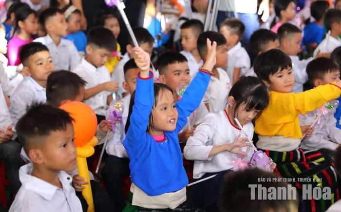 Ánh đèn ông sao, tiếng trống lân và những gương mặt rạng rỡ tạo nên một bức tranh trung thu đặc biệt, đủ đầy tình cảm nơi vùng biên giới Yên Khương.