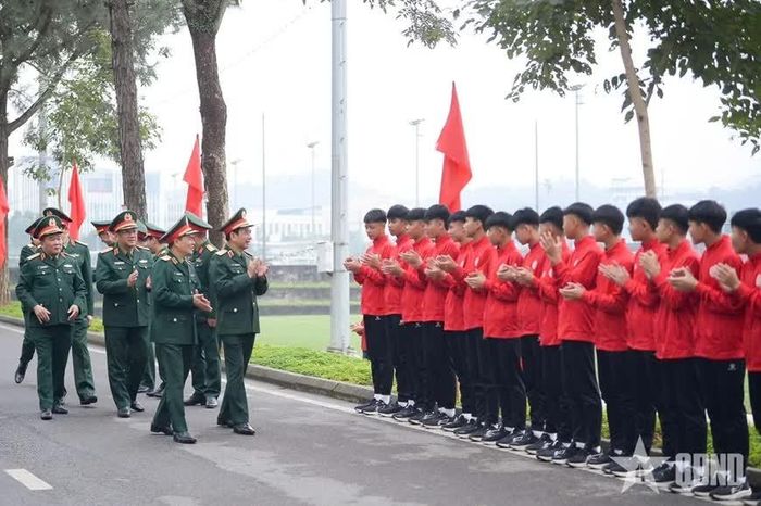 Phó Thủ tướng Chính phủ, Bộ trưởng Bộ Quốc phòng, Đại tướng Phan Văn Giang thăm, động viên thế hệ trẻ Câu lạc bộ Bóng đá Thể công Viettel. Ảnh: qdnd.vn