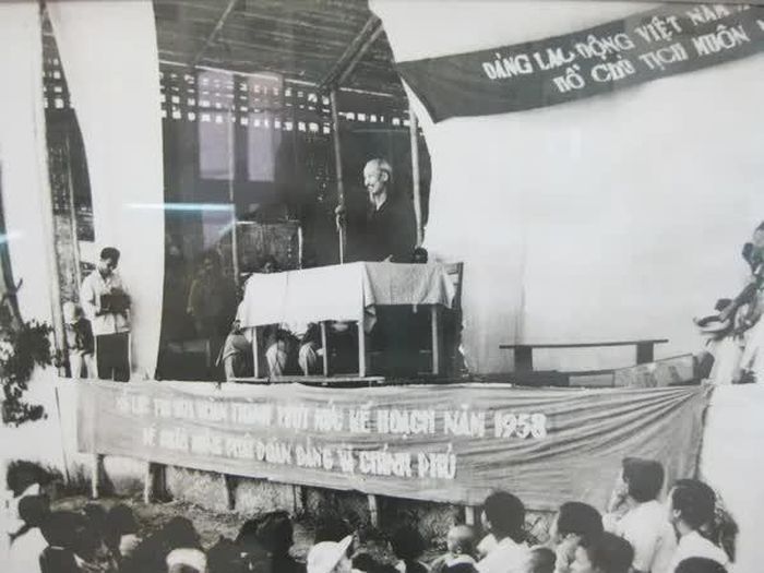 Bác Hồ nói chuyện thân mật với cán bộ, công nhân, chuyên gia Liên Xô sang giúp khôi phục mỏ và Nhân dân địa phương trong dịp Người tới thăm mỏ Apatit Lào Cai ngày 23/9/1958. Ảnh tư liệu