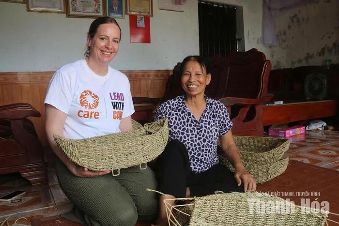 Đại diện Lend with Care - đối tác tài chính với Tổ chức TCVM Thanh Hóa thăm mô hình phát triển kinh tế của chị Đinh Thị Ấu, xã Nga An.