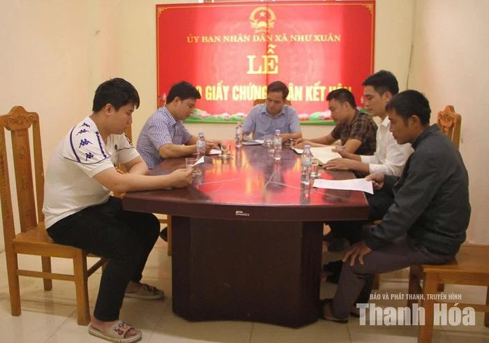 Lãnh đạo và Ban tiếp công dân UBND xã Như Xuân tiếp nhận đơn thư, lắng nghe và giải đáp các thắc mắc của người dân.