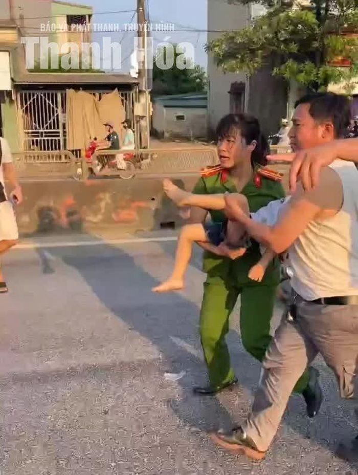 Trung tá Nguyễn Thị Thu Thảo cùng cán bộ, chiến sĩ trong tổ công tác đưa cháu bé bị tai nạn đi cấp cứu.