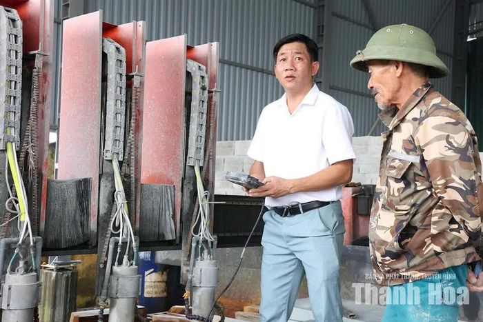 Ông Trần Văn Sùng, Chủ tịch Hội Doanh nghiệp và hộ sản xuất, kinh doanh xã Nga Thắng, trao đổi với người lao động tại cơ sở sản xuất đá mỹ nghệ do ông điều hành.