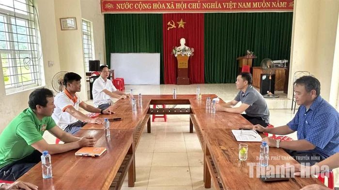Đồng chí Lê Văn Thuận, Bí thư Đảng ủy, Chủ tịch HĐND xã Thanh Quân (người thứ 3 bên trái) nắm tình hình đời sống Nhân dân thôn Thanh Xuân.