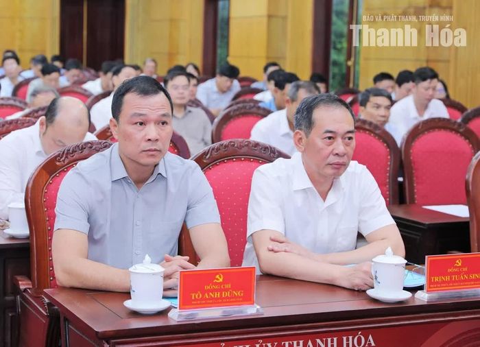 Chủ tịch UBND tỉnh Tô Anh Dũng và Phó Bí thư Tỉnh ủy Trịnh Tuấn Sinh dự hội nghị.