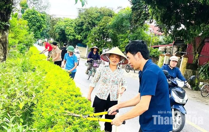 Người dân thôn Định Tường, xã Yên Định chỉnh trang môi trường sáng - xanh - sạch - đẹp.