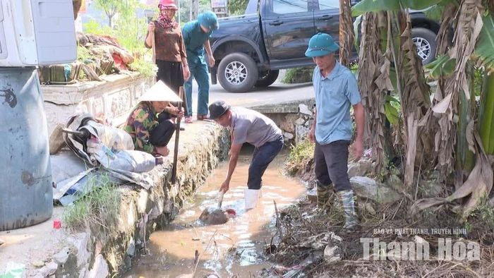 Tập trung khơi thông cống rãnh sau mưa lũ.