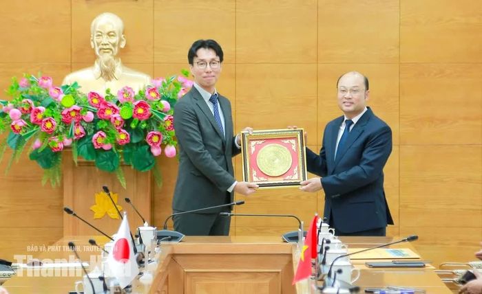 Phó Chủ tịch UBND tỉnh Cao Văn Cường tặng quà lưu niệm cho đoàn công tác.