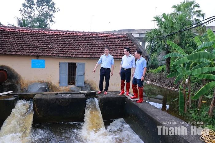 Phó Bí thư Thường trực Tỉnh ủy Nguyễn Hồng Phong kiểm tra trạm bơm tại xã Đồng Tiến.
