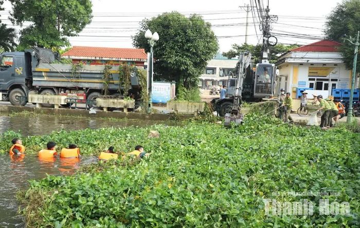 Công ty TNHH MTV Sông Chu phối hợp với lực lượng địa phương khơi thông dòng chảy trên sông Nhà Lê đoạn qua phường Đông Sơn.