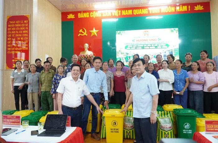 Hội Nông dân tỉnh bàn giao thùng đựng rác, chế phẩm sinh học, phân bón và giống rau cho Tổ Nông dân tự quản bảo vệ môi trường và Mô hình sản xuất nông nghiệp xanh, tuần hoàn xã Hồ Vương.