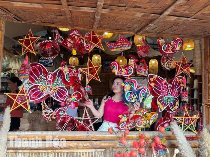 Đến quán, khách vừa thưởng thức cà phê, vừa có bộ ảnh đẹp ấn tượng cho mùa trăng.