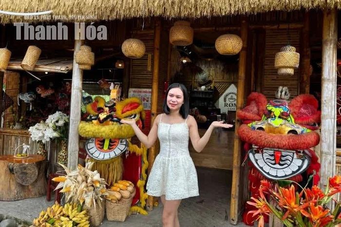 Tại quán cà phê Rơm (phường Hạc Thành), không gian được bài trí bắt mắt, vừa tạo điểm nhấn riêng cho quán, vừa đáp ứng nhu cầu chụp ảnh, check-in của khách hàng.