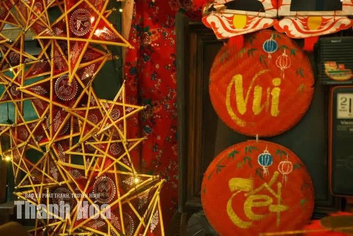 Nhiều quán cà phê trang hoàng với đèn lồng, quạt giấy cùng nhiều tiểu cảnh mang màu sắc truyền thống. Cách bài trí hài hòa với bàn ghế, cây xanh tạo nên nhiều góc chụp trẻ trung, thu hút các bạn trẻ tìm đến check-in.