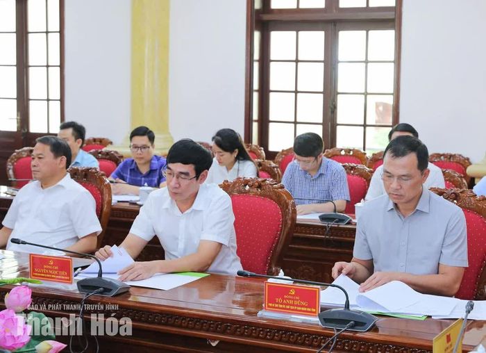Chủ tịch UBND tỉnh Tô Anh Dũng và các đại biểu dự phiên họp.